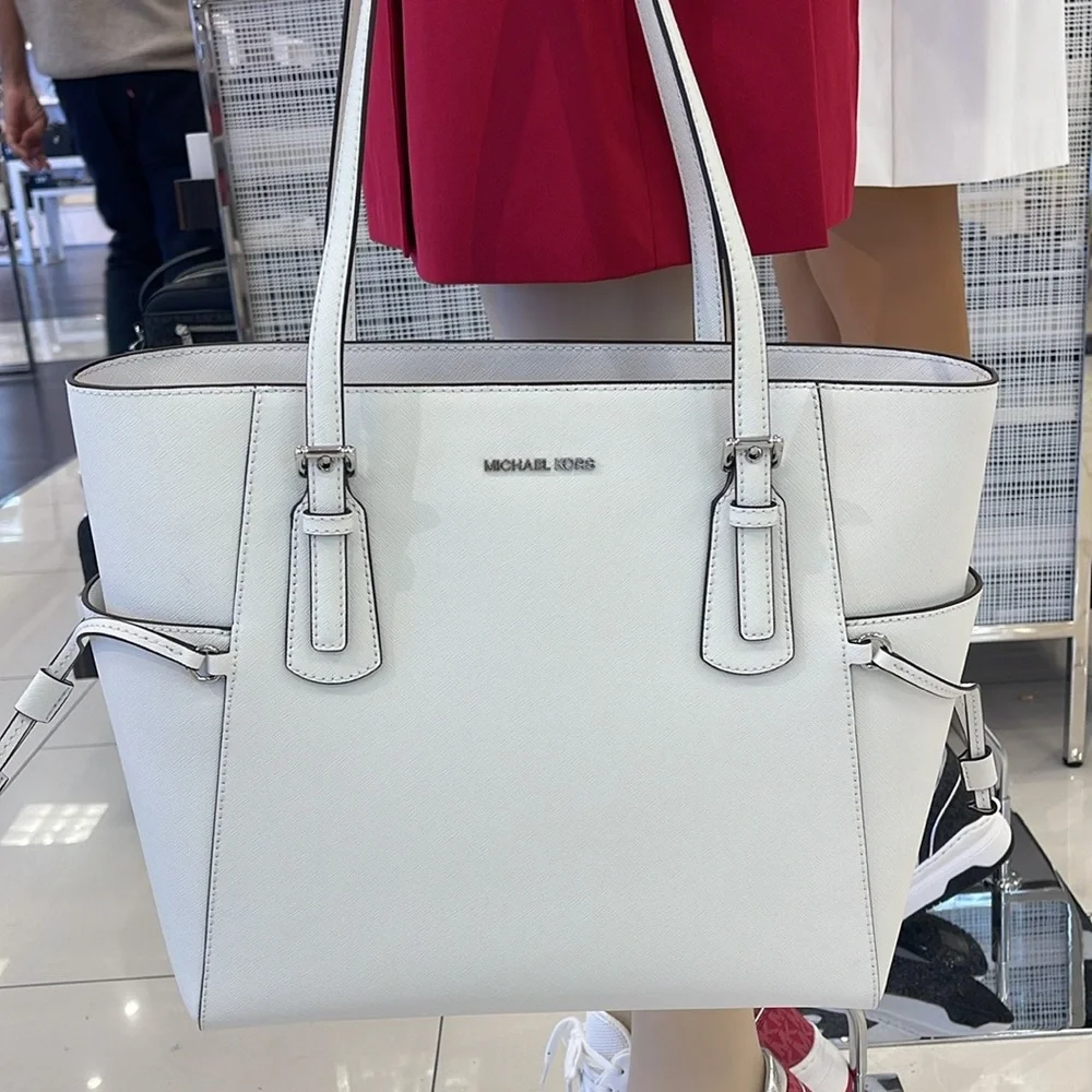 MICHAEL KORS Voyager Larg Saffiano Leather EW Tote Shoulder Bag
Optic White
NWT - Picture 1 of 16